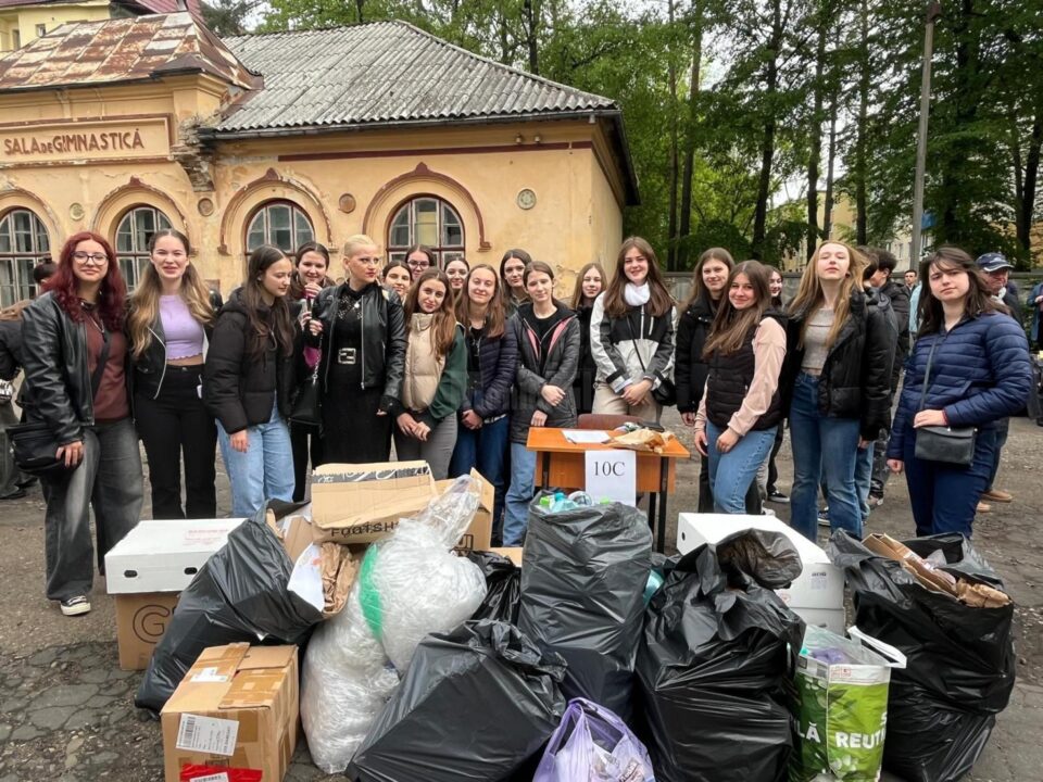 Deșeuri adunate și reciclate de elevii liceului