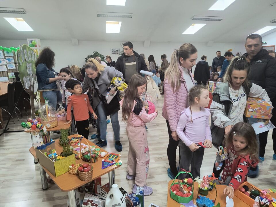 Expoziție cu vânzare în scop umanitar, la Grădinița „Prichindel” Suceava