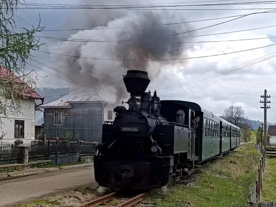 Mocanița Huțulca la plecarea pe traseul pitoresc Vatra Moldoviței-Moldovița