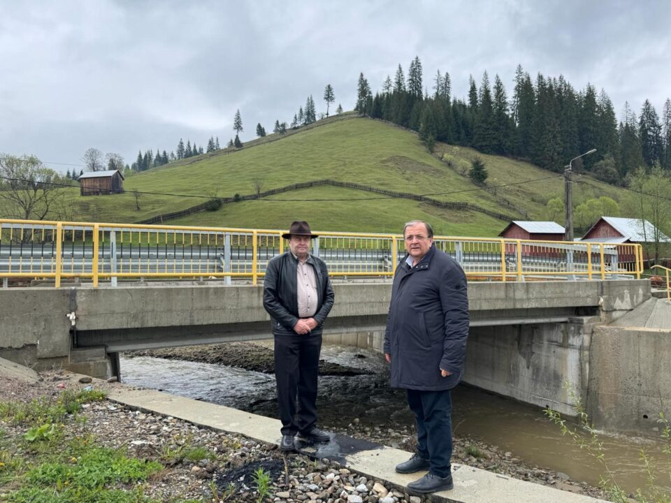 Președintele Consiliului Județean Suceava, Gheorghe Flutur, împreună cu primarul Traian Iliesi, la Moldovița