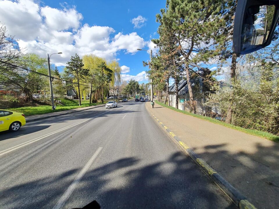 Porțiunea de pe Calea Unirii pe care au fost efectuate teste de rugozitate și pe care sunt montate benzi rezonatoare, pentru reducerea vitezei Porțiunea de pe Calea Unirii pe care au fost efectuate teste de rugozitate și pe care sunt montate benzi rezonatoare, pentru reducerea vitezei