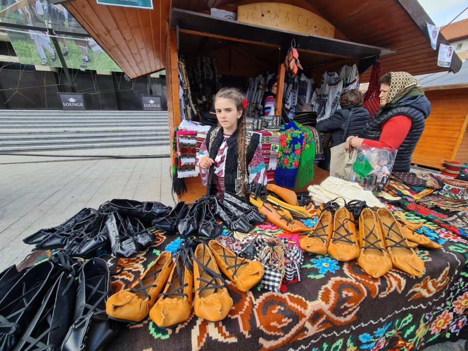 „Târgul de Paști”, deschis în centrul Sucevei, atât cu produse meșteșugărești, cât și cu bunătăți de la producători locali