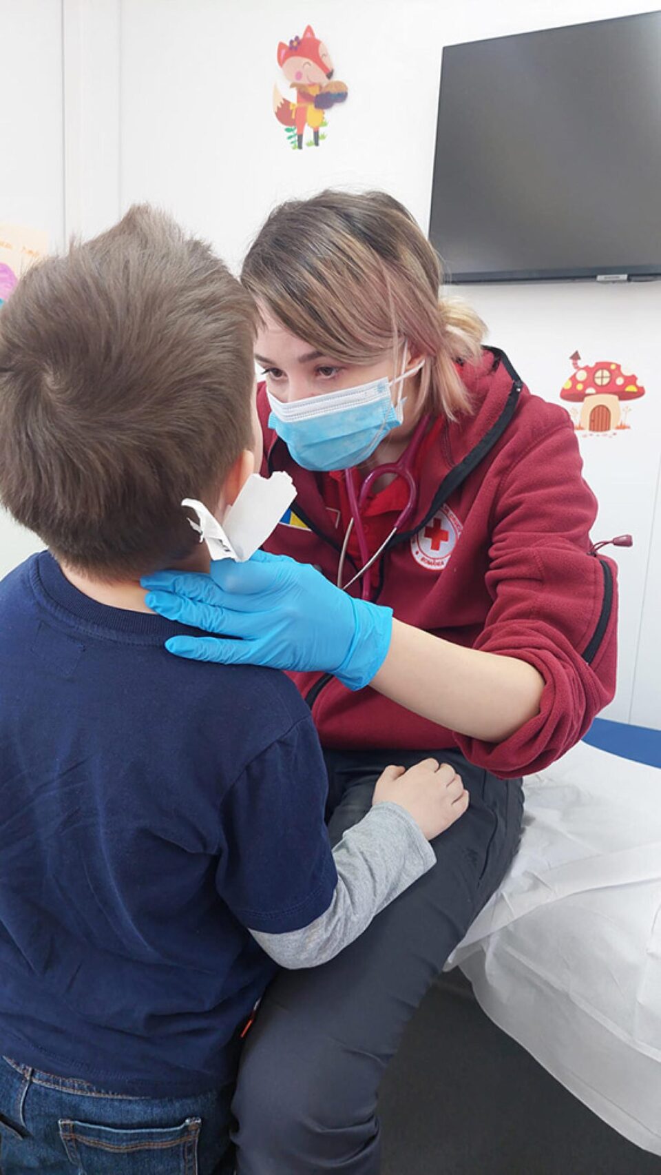 Peste 800 de oameni au beneficiat de peste 2700 de consultații și analize gratuite acordate de medicii de la Crucea Roșie în Suceava și în Coșna Peste 800 de oameni au beneficiat de peste 2700 de consultații și analize gratuite acordate de medicii de la Crucea Roșie în Suceava și în Coșna