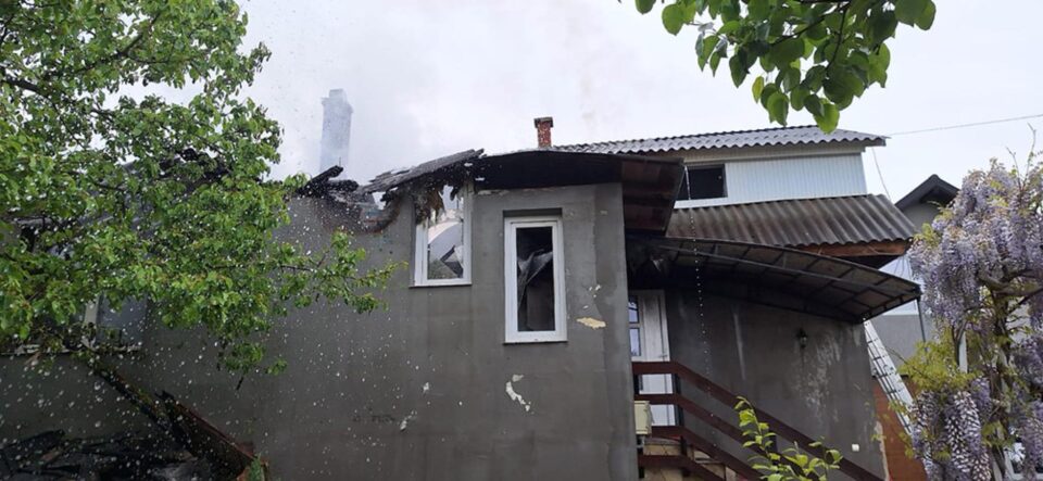 Casă afectată grav de un incendiu izbucnit la acoperiș