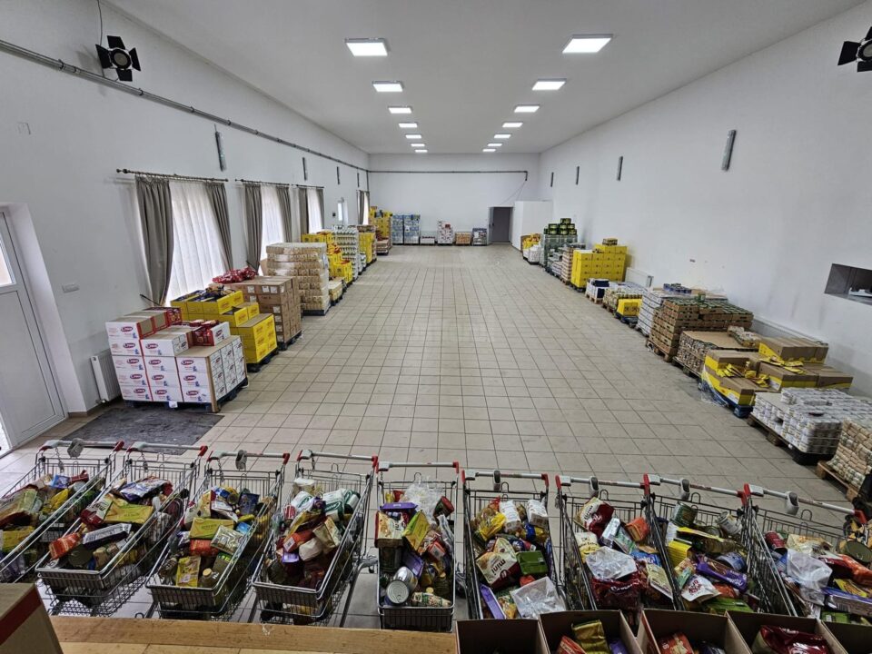 Pachete cu alimente pentru pensionarii cu pensii sub 2.000 de lei, la Salcea