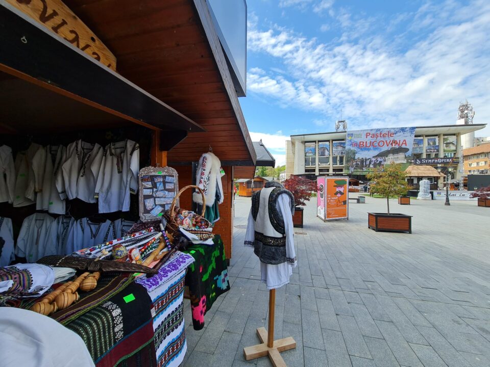 „Târgul de Paști”, deschis în centrul Sucevei, atât cu produse meșteșugărești, cât și cu bunătăți de la producători locali