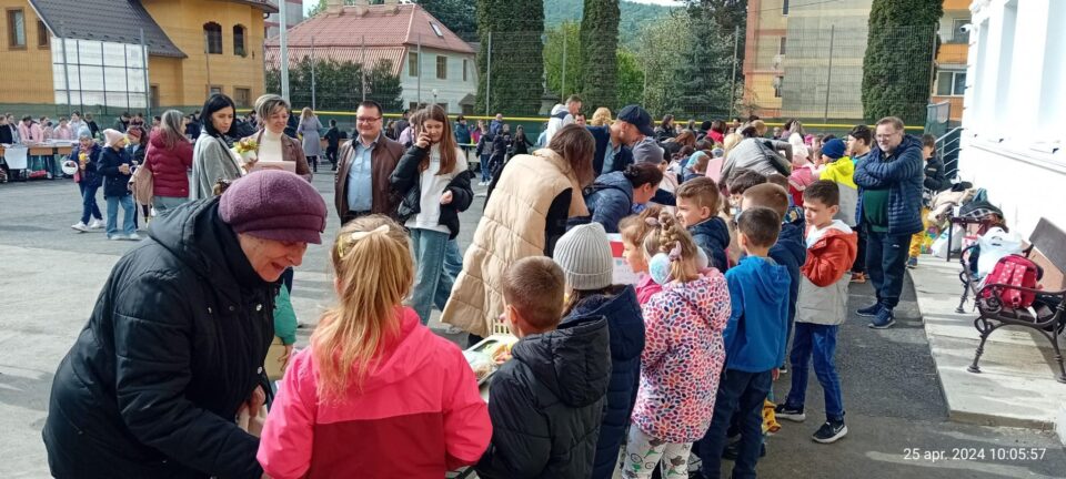 Târg de Paște, în scop caritabil, la Școala Gimnazială Nr. 1 Gura Humorului