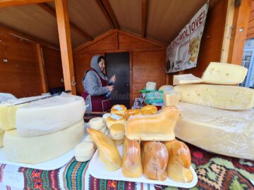 „Târgul de Paști”, deschis în centrul Sucevei, atât cu produse meșteșugărești, cât și cu bunătăți de la producători locali
