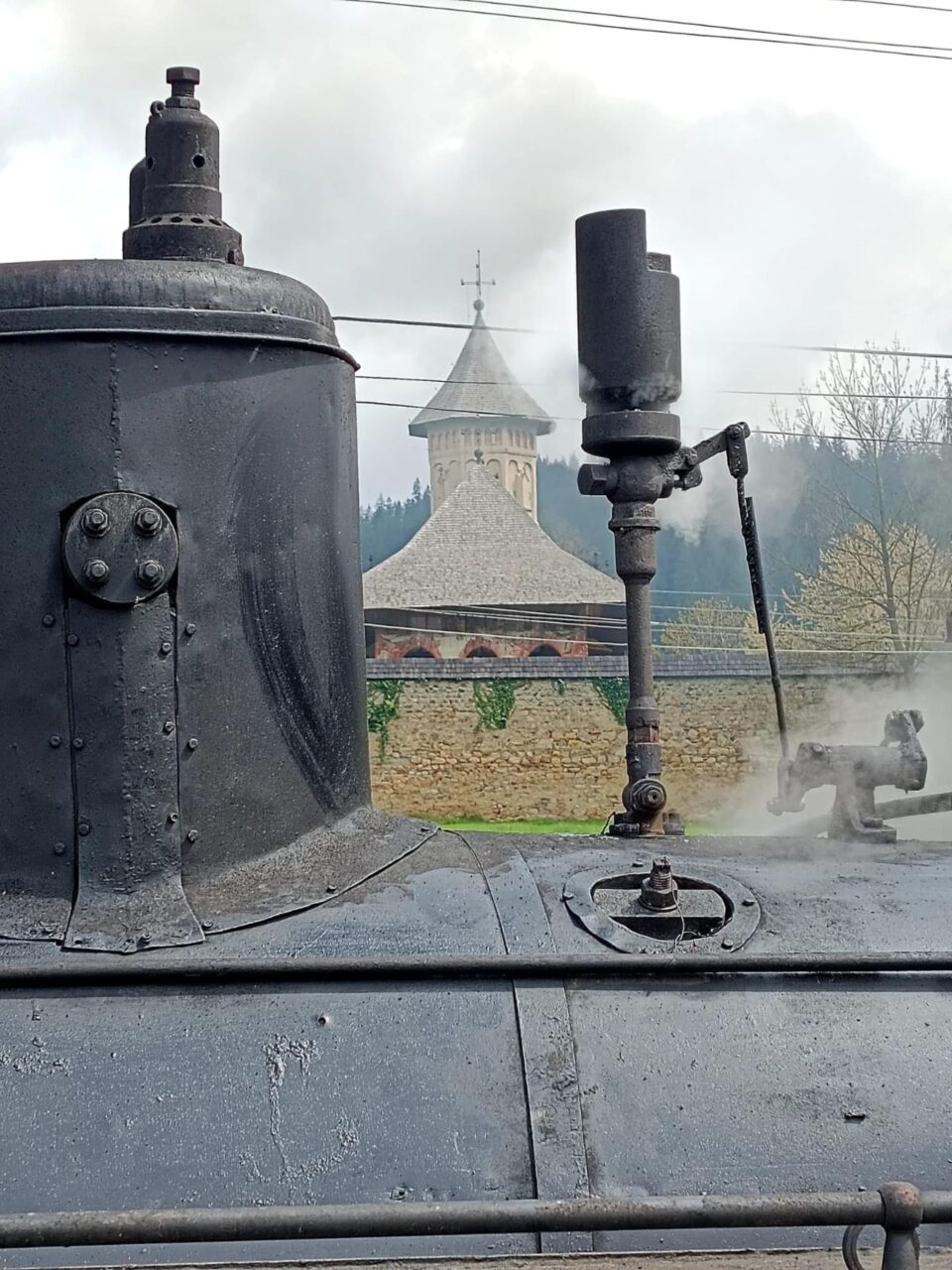 Mocănița Huțulca a ajuns în Gara Vatra Moldoviței de lângă Mănăstirea Moldovița