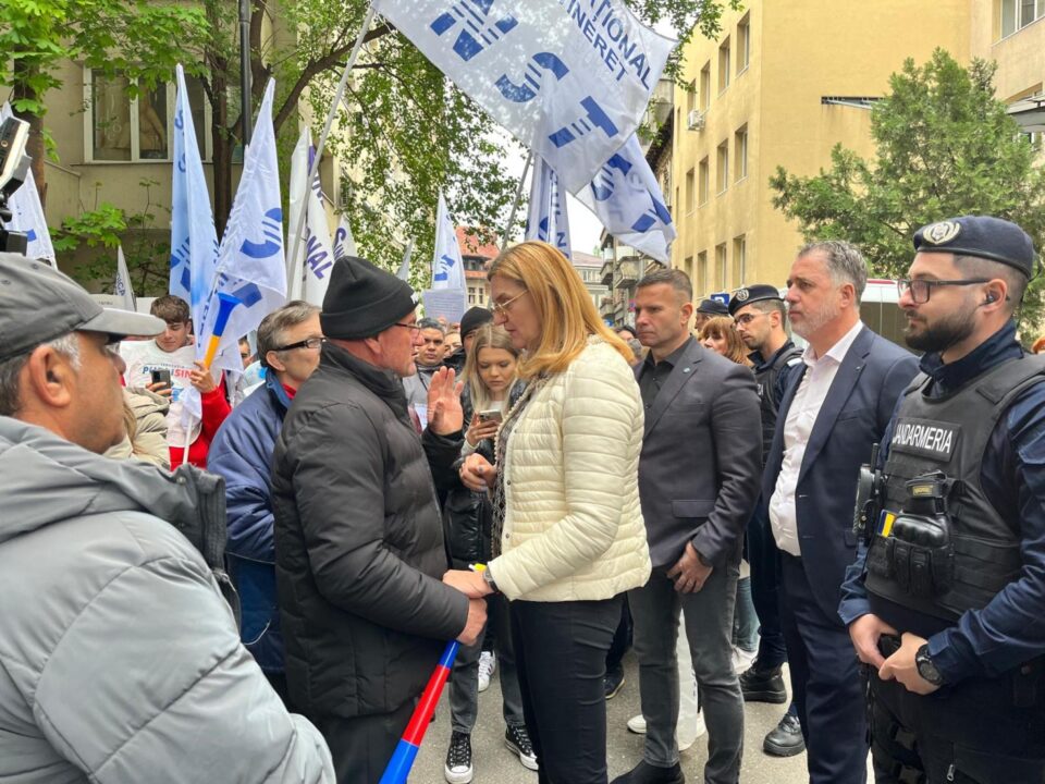 Conducerea Agenției Naționale pentru Sport, reprezentată de președinta Elisabeta Lipa și de vicepreședinții Thomas Răzvan Moldovan și Gabriel Toncean, în mijlocul manifestanților