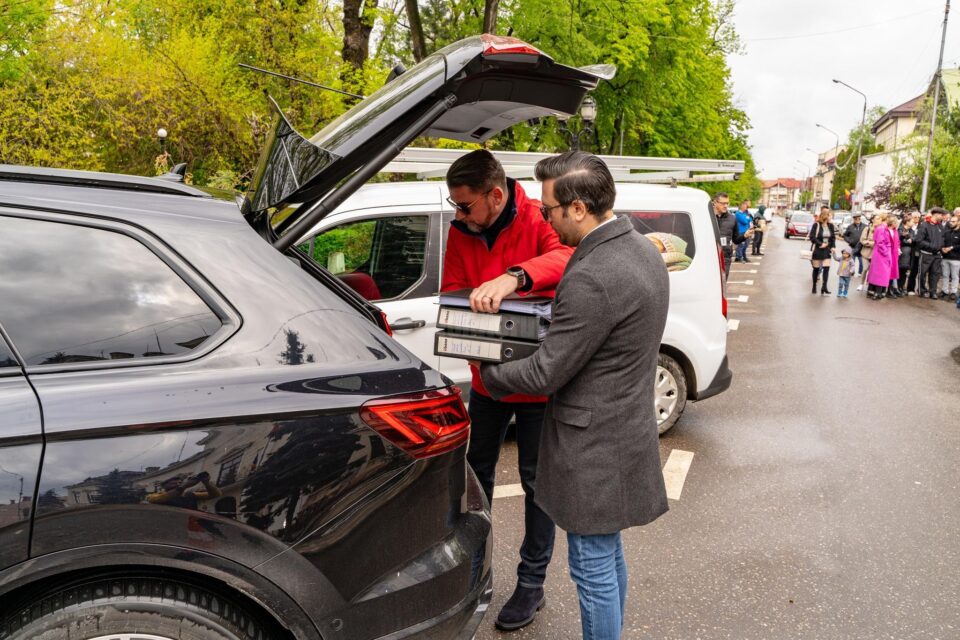Demonstrație de forță la depunerea candidaturii lui Traian Andronachi pentru Primăria Rădăuți
