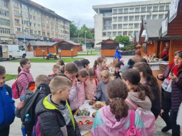 „Târgul de Paști”, deschis în centrul Sucevei, atât cu produse meșteșugărești, cât și cu bunătăți de la producători locali
