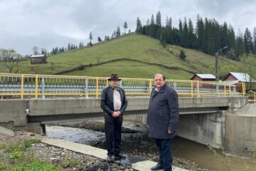 Președintele Consiliului Județean Suceava, Gheorghe Flutur, împreună cu primarul gospodar Traian Iliesi, la Moldovița