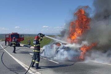 Mașina a ars aproape în totalitate
