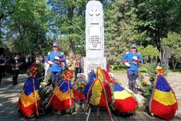 Flori in amintirea eroilor si spre cinstirea veteranilor de razboi, la Monumentul Eroilor din Parcul Central din Suceava