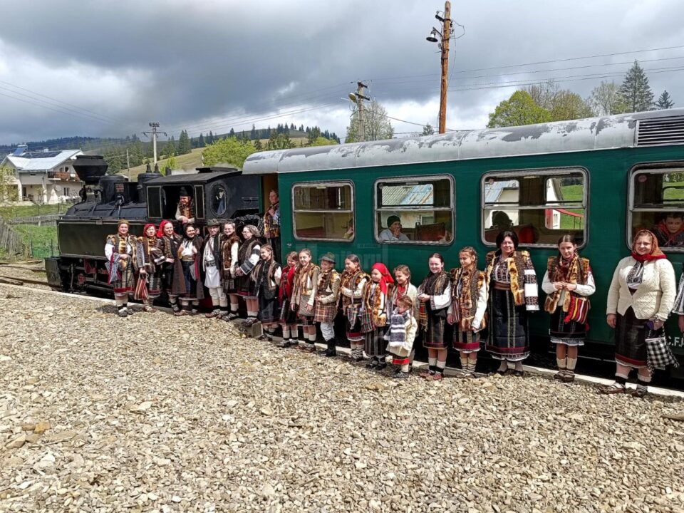 Localnicii din Vatra Moldoviței s-au fotografiat cu Mocănița nou venită în comuna lor