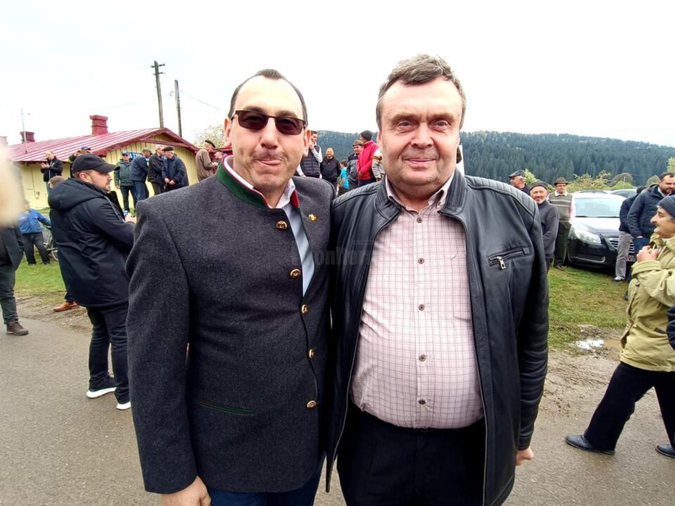 Traian Iliesi și Virgil Saghin, primarii din Moldovița și Vatra Moldoviței, înfrățiți de Mocănița Huțulca