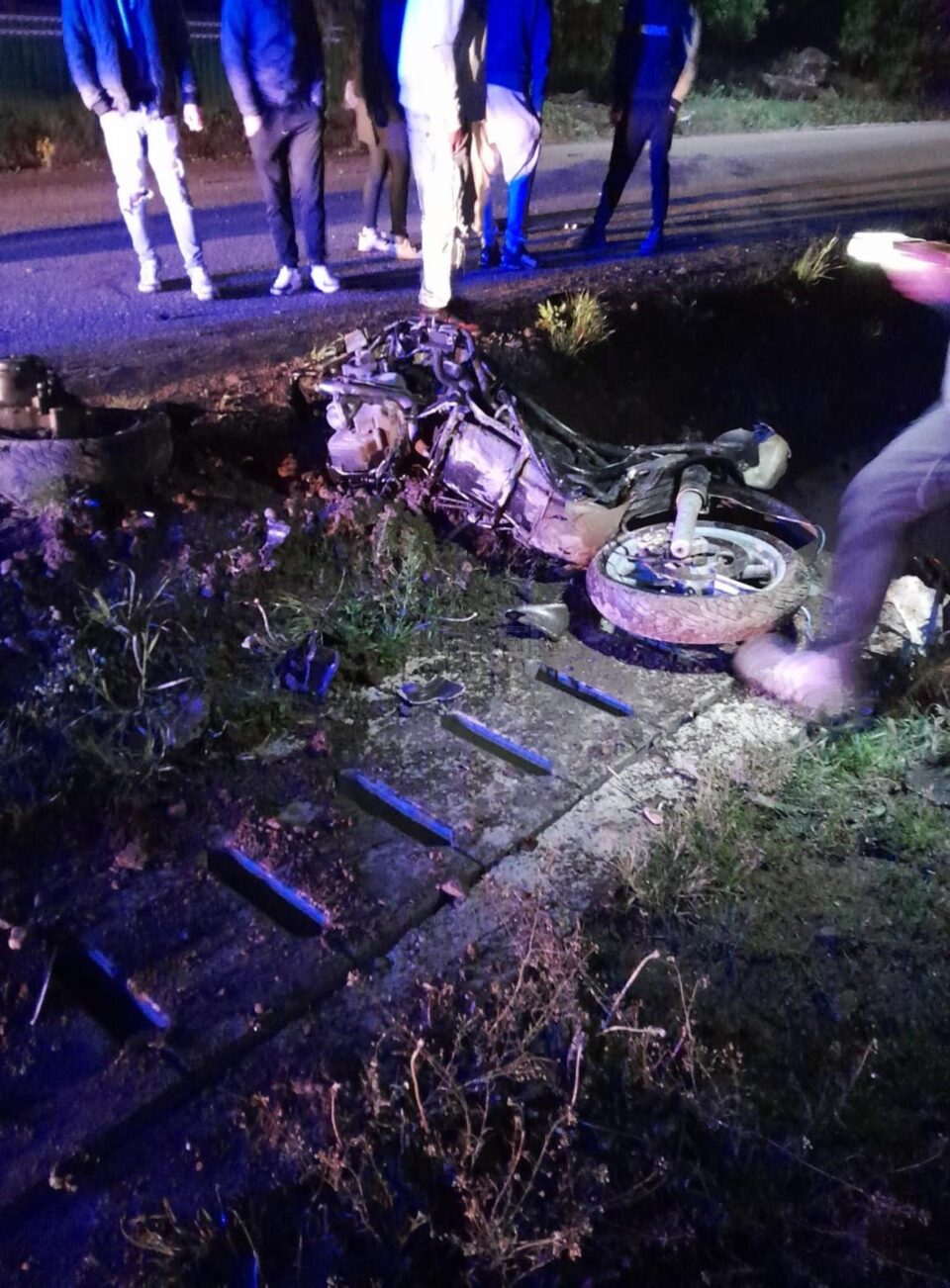 Doi bărbați au murit după ce motoscuterul cu care circulau a intrat într-un podeț