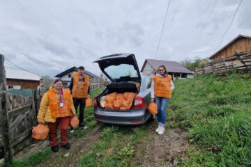 600 de pachete cu alimente, distribuite oamenilor săraci din județ