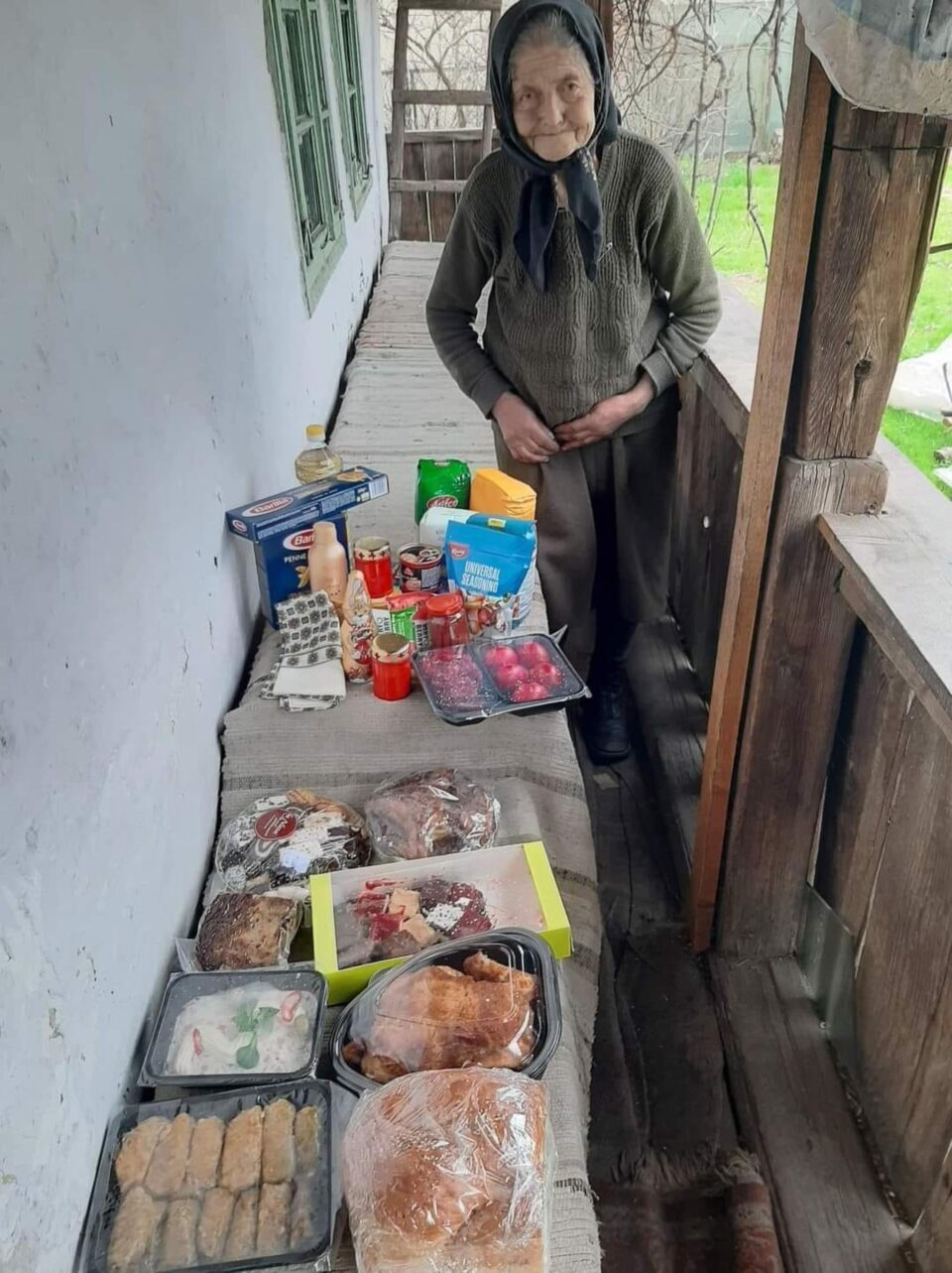 Asociația „Licuricii Fericiți” pregătește „Masa de Paște” pentru 18 bătrâni din Câmpulung Moldovenesc