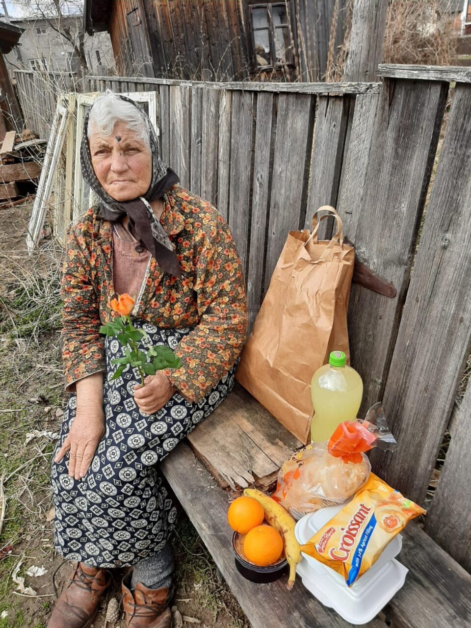 Asociația „Licuricii Fericiți” pregătește „Masa de Paște” pentru 18 bătrâni din Câmpulung Moldovenesc