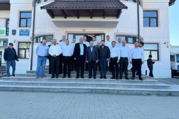 Gheorghe Flutur alături de primarul din Frătăuții Vechi, Cristinel Dinu Antemie