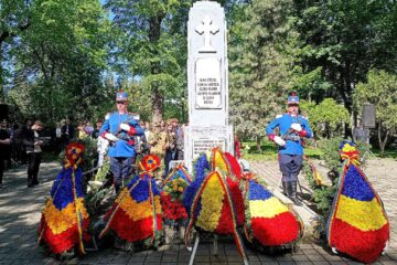 Flori în amintirea eroilor și spre cinstirea veteranilor de război, la Monumentul Eroilor din Parcul Central din Suceava