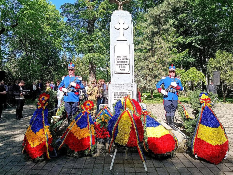 Flori în amintirea eroilor și spre cinstirea veteranilor de război, la Monumentul Eroilor din Parcul Central din Suceava