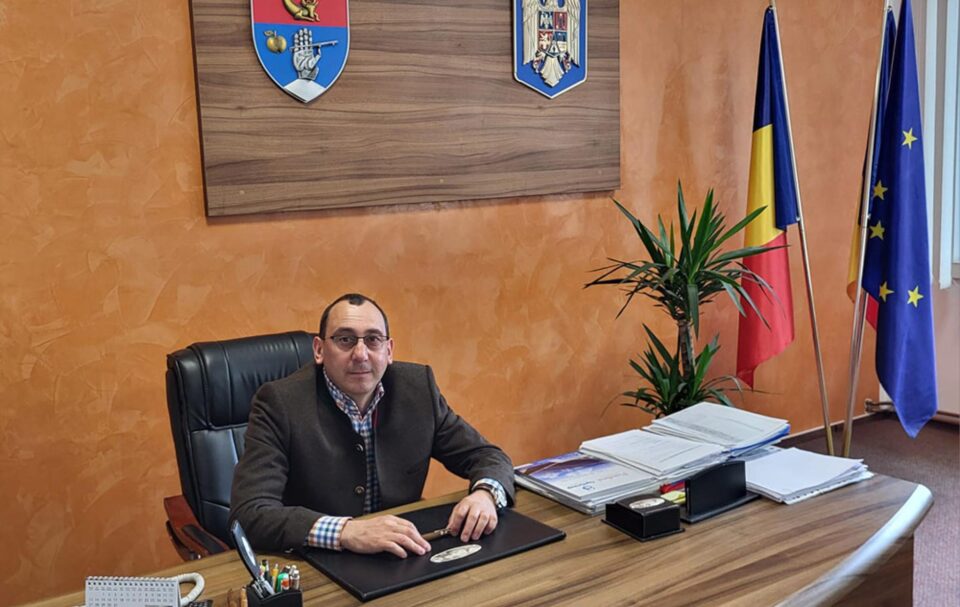 Primarul din Vatra Moldoviței, Virgil Saghin, a fost repus în funcție și și-a depus candidatura pentru un nou mandat Primarul din Vatra Moldoviței, Virgil Saghin, a fost repus în funcție și și-a depus candidatura pentru un nou mandat
