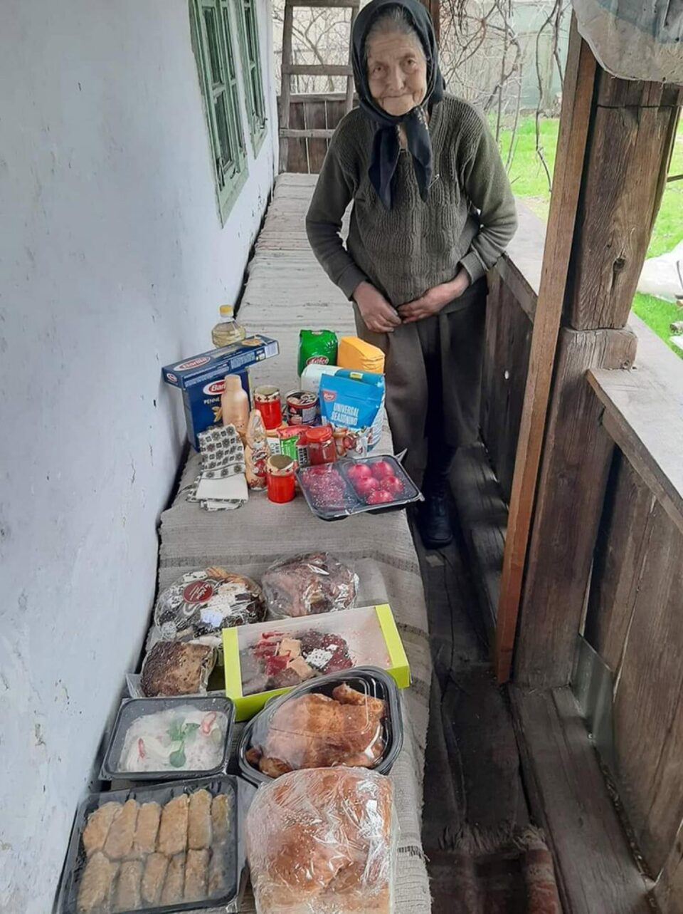 Asociația „Licuricii Fericiți” pregătește „Masa de Paște” pentru 18 bătrâni din Câmpulung Moldovenesc