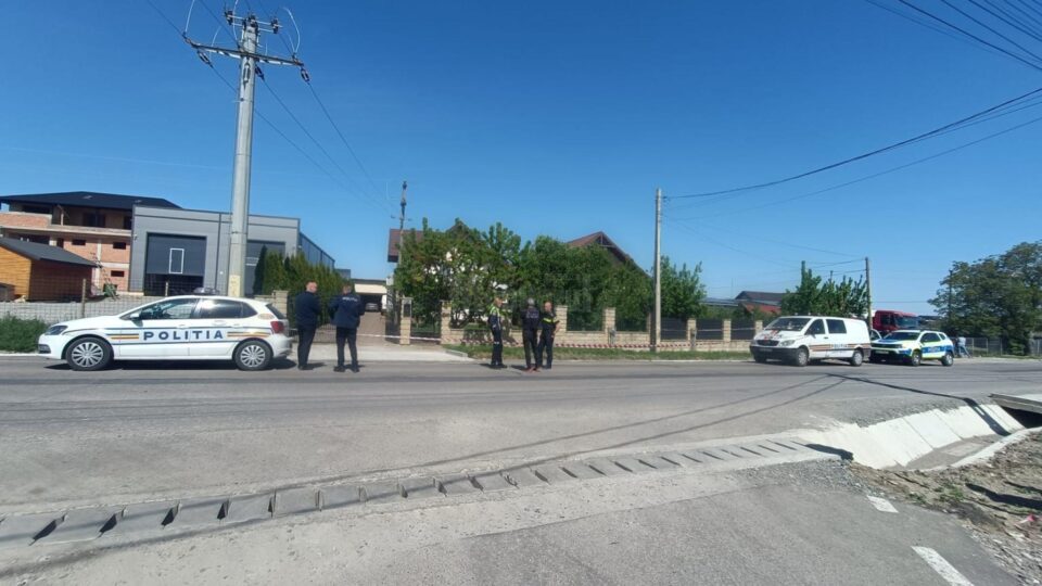 Posibilul autor al accidentului mortal de la Moara s-a baricadat în casă și refuză să se predea polițiștilor