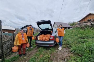 600 de pachete cu alimente, distribuite oamenilor săraci din județ