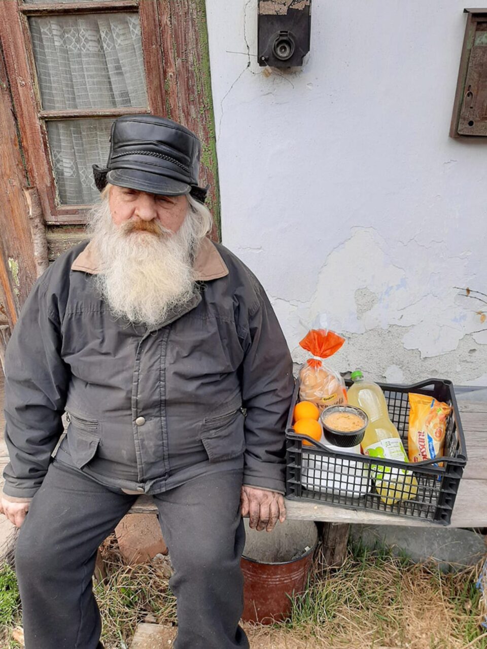 Asociația „Licuricii Fericiți” pregătește „Masa de Paște” pentru 18 bătrâni din Câmpulung Moldovenesc