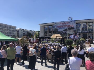 Peste 1.500 de spectatori la concertul pascal din centrul Sucevei. Gheorghe Flutur: „Bucovina devine un adevărat tezaur pe zi ce trece”