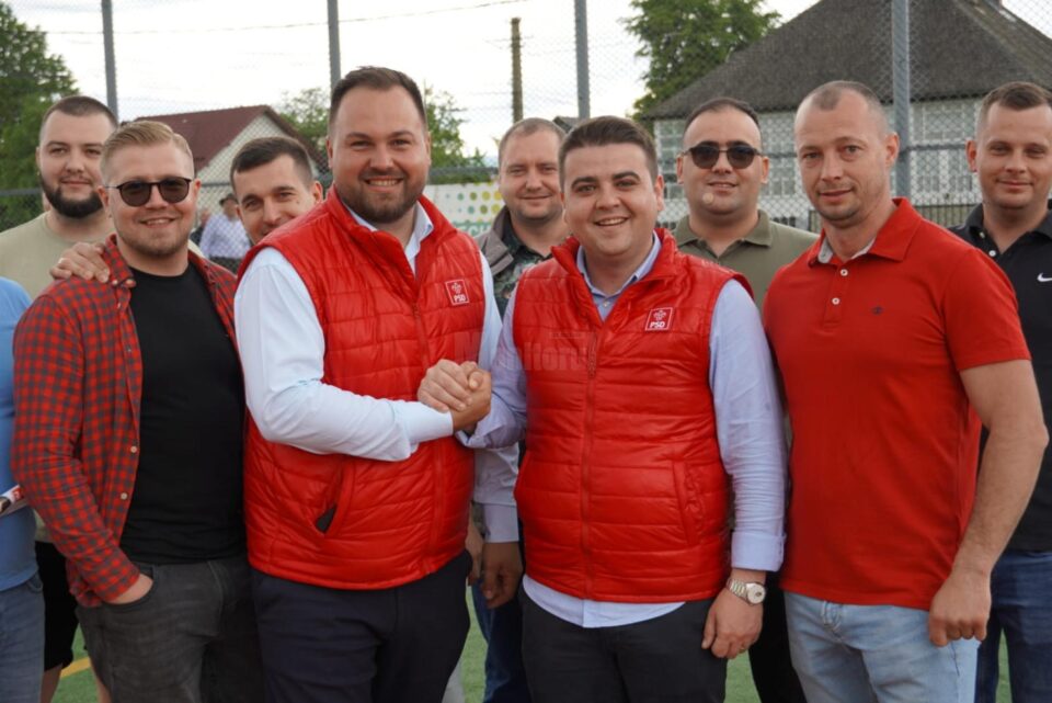 Deputatul Gheorghe Șoldan, candidatul PSD pentru președinția Consiliului Județean Suceava, alături de tânărul primar al comunei Bogdănești, Cristian Sopon