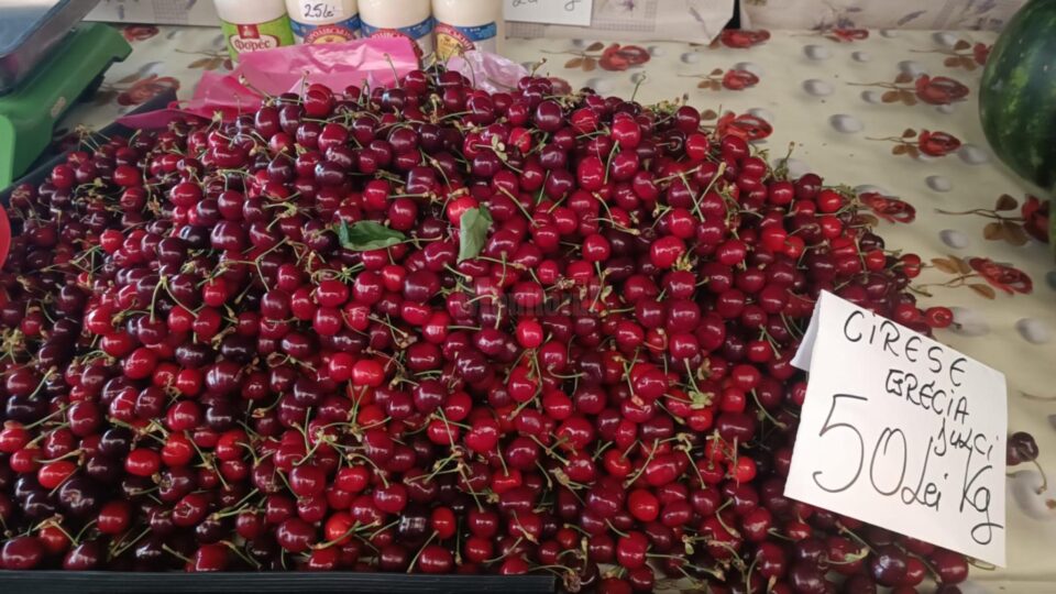 Au apărut cireșele în piețele sucevene. Prețul este destul de piperat