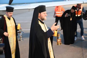 Delegația Arhiepiscopiei Sucevei și Rădăuților a ajuns sâmbătă cu Lumina pe aeroportul din Suceava