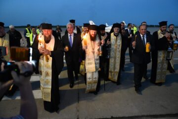 La aeroport preoții au fost așteptați de oficialități județene și locale și de sute de clerici și credincioși