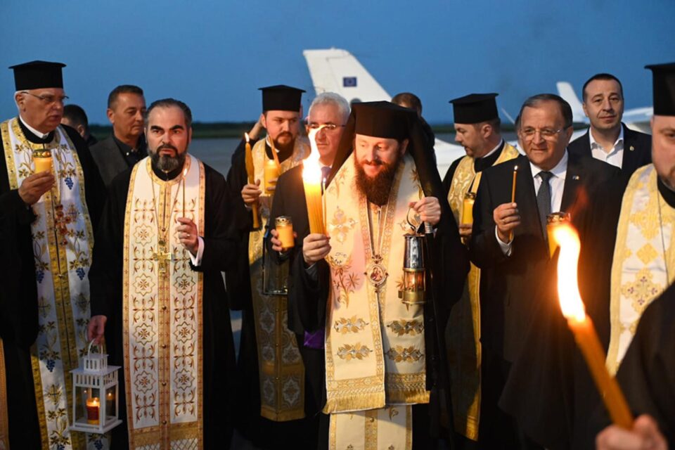 La aeroport preoții au fost așteptați de oficialități județene și locale și de sute de clerici și credincioși