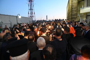 Sute de oameni au așteptat Lumina Sfântă de la Ierusalim la aeroportul din Suceava