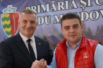 Gheorghe Șoldan alături de primarul PSD din Vadu Moldovei, Iulian Bogdan Amariei
