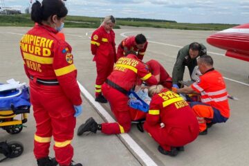 Doi pacienți critici din Suceava au fost transportați simultan cu un avion SMURD