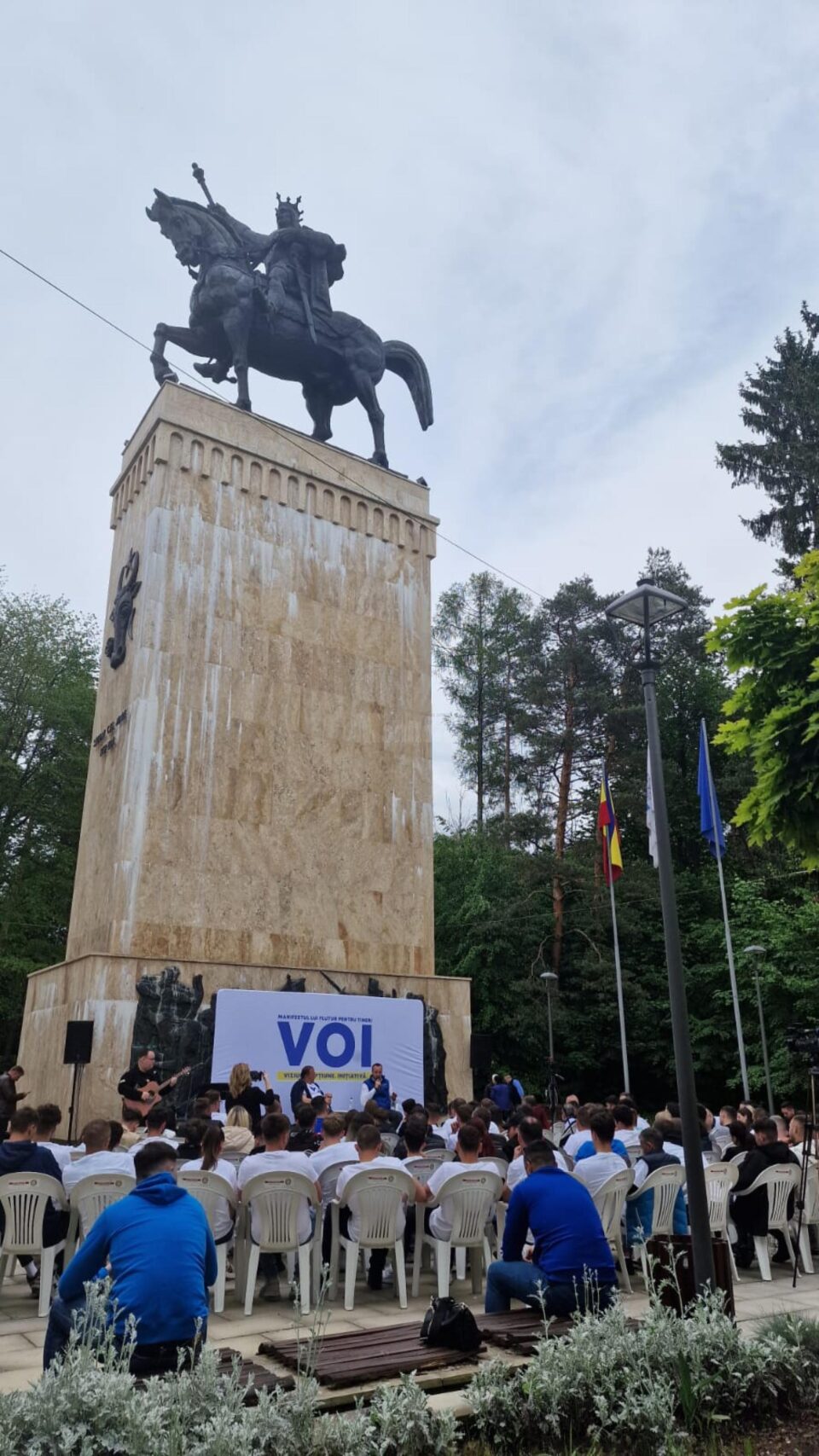 La intalnirea lui Flutur cu tinerii, la statuia lui Stefan cel Mare
