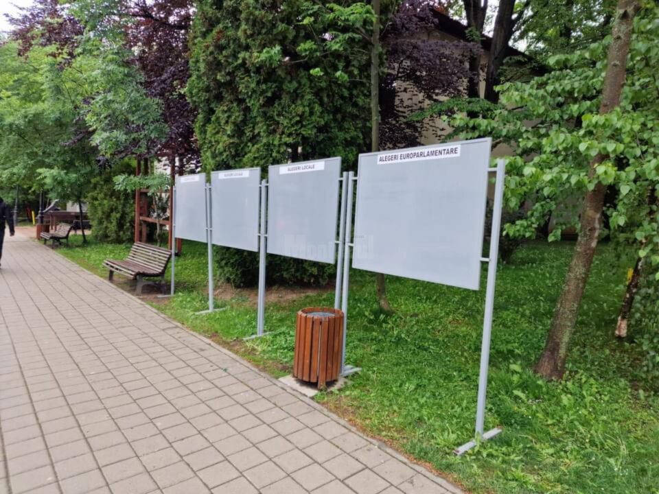 În 32 de locații din Suceava sunt câte 4 panouri de afișaj, unul este pentru alegerile europarlamentare, iar celelalte trei sunt pentru alegerile locale