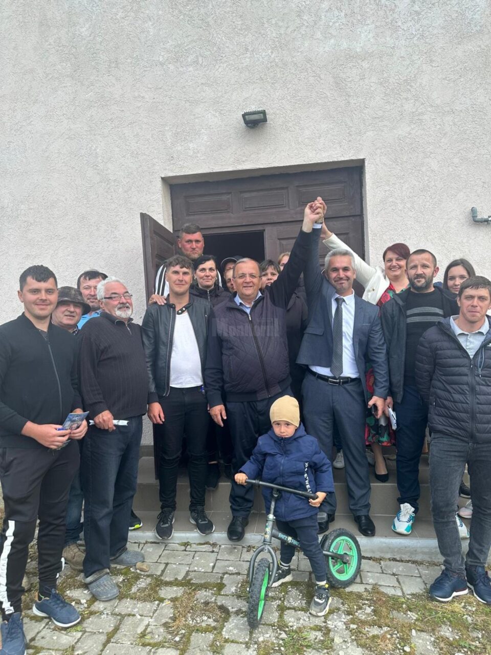 Președintele Flutur și primarul Siretului, Adrian Popoiu, l-au lansat în competiția electorală pe candidatul PNL la Primăria Grănicești