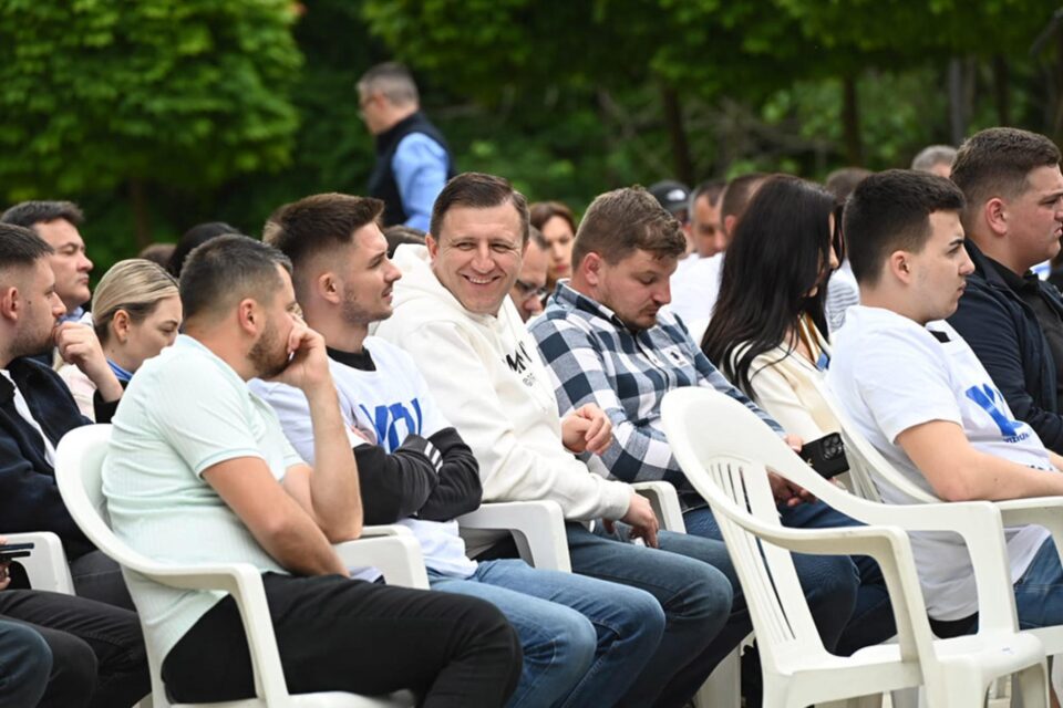 La întâlnirea lui Flutur cu tinerii, la statuia lui Stefan cel Mare