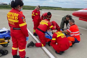 Doi pacienți critici din Suceava au fost transportați simultan cu un avion SMURD