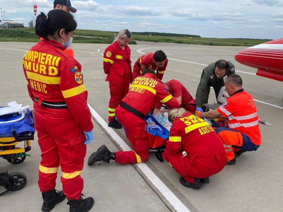 Doi pacienți critici din Suceava au fost transportați simultan cu un avion SMURD