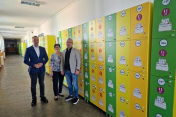 Conducerea liceului alături de viceprimarul Lucian Harșovschi