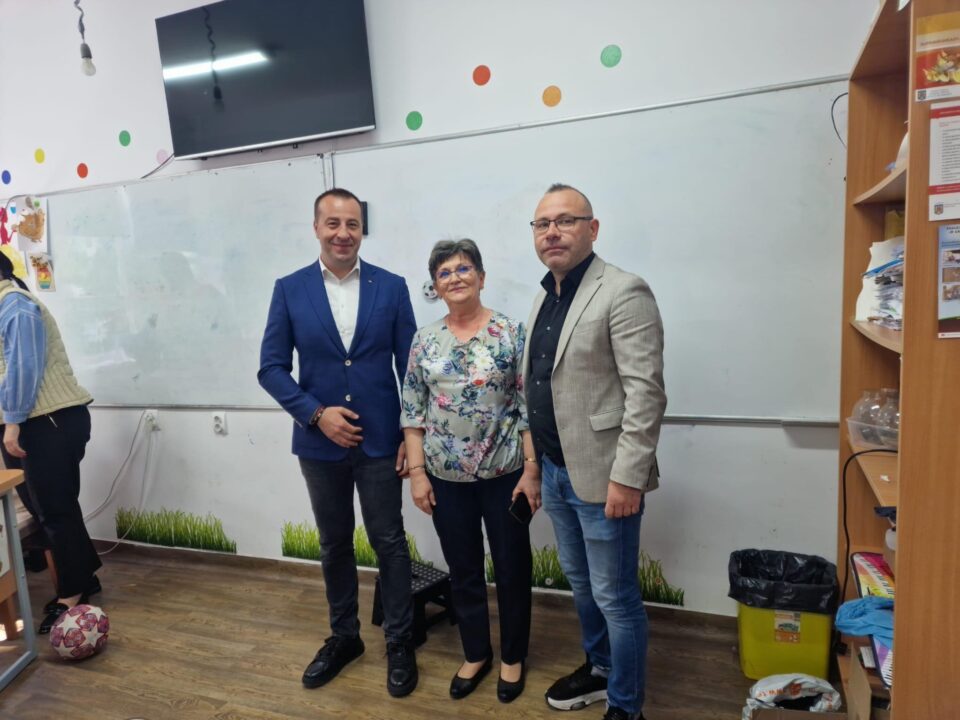 Conducerea liceului alături de viceprimarul Lucian Harșovschi